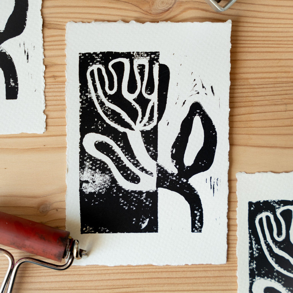 Blume auf Strukturpapier - Linoldruck