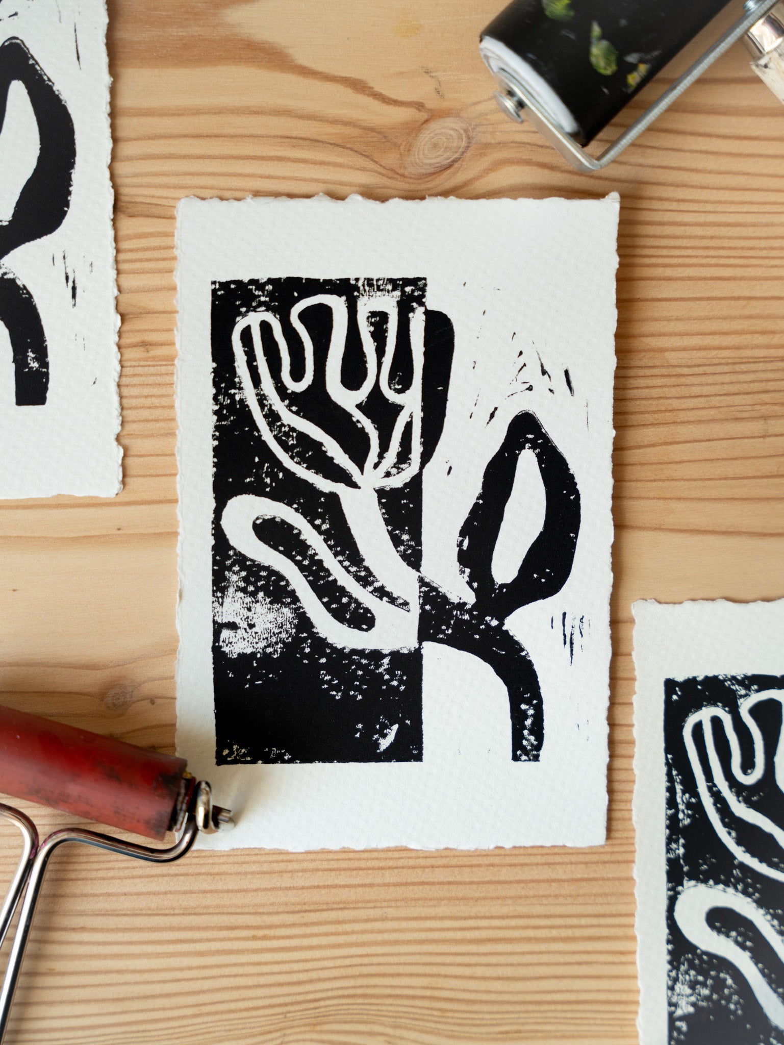 Blume auf Strukturpapier - Linoldruck