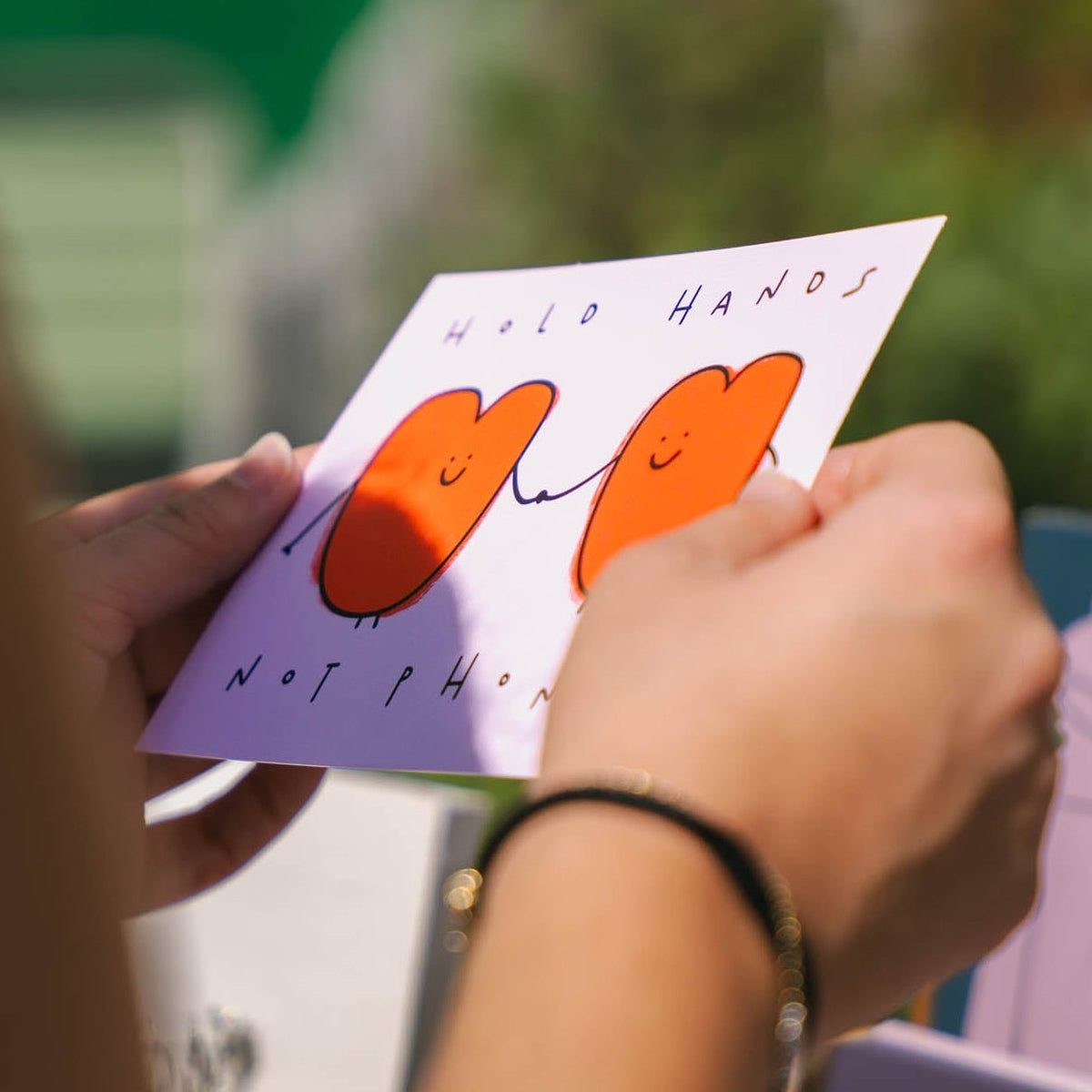 hold hands not phones - Postkarte